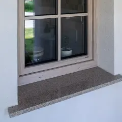 Granitowy parapet zewnętrzny wystaje ok. 5 cm, chroniąc elewację. Idealna proporcja, by wiedzieć, ile powinien wystawać parapet zewnętrzny.