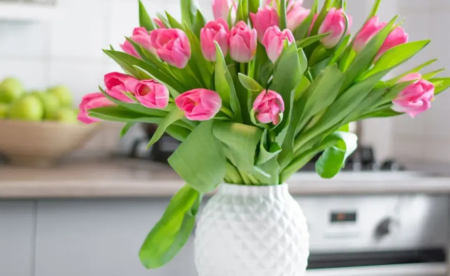 Tulipany w wazonie - jak ułożyć je ładnie i na dłużej?